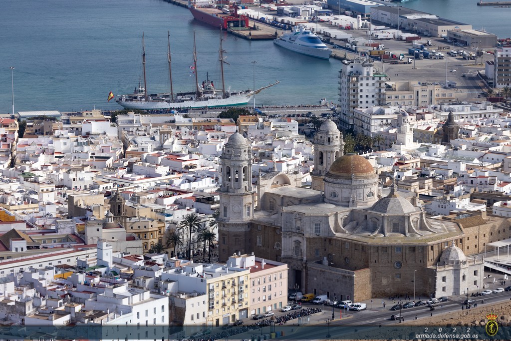 Catedral de Cádiz con el JSE al fondo